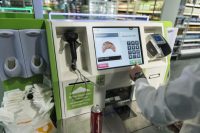Eine Self-Checkout-Kasse bei Coop. Bild: Keystone/Christian Beutler